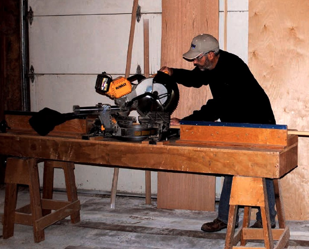 The miter-saw stand sits on a pair of mini-sawhorses and hasthree basic parts: a platform for the saw to sit on, left and rightwings for supporting the workpiece, and a fence for the work tosit against.