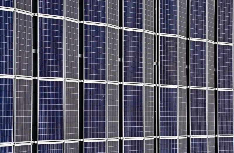 The U.S. solar industry employed 260,077 workers in 2016, nearly 25% more than the number of jobs in this industry in 2015.