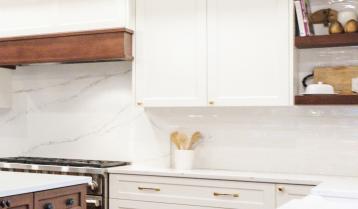 Big drawers, and plenty of them, offer a storage solution for everything from glasses and dishes to cookware. 