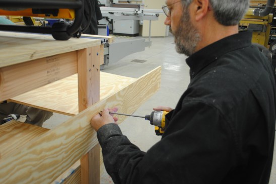 Screw the platform to the legs and braces with singlescrews.