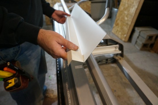 A drip edge uses two 90° bends, with a hem to strengthen thefinished edge.