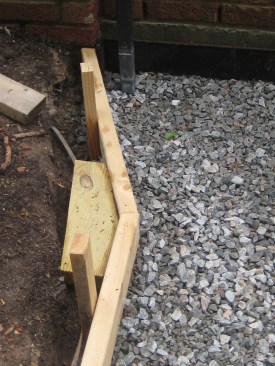  Angled gussets reinforce the forms that create the flare to expand the walkway to the width of the stairs.
