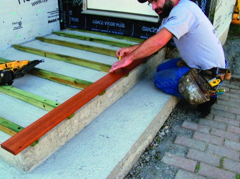 I started installing the boards at the outer edge of the landing.