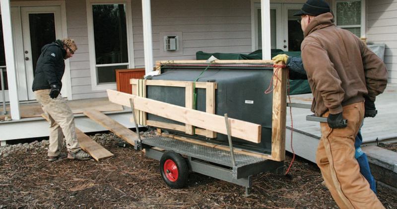 To help hold materials that don’t stack nicely — like old studs or siding riddled with nails — I welded brackets to the frame to support removable 1-inch-diameter poles.
