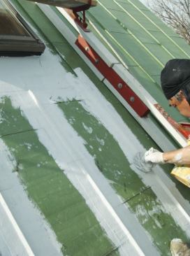 e standing seams were treated first, with strips of fabric pressed over the raised profiles into the thick compound.