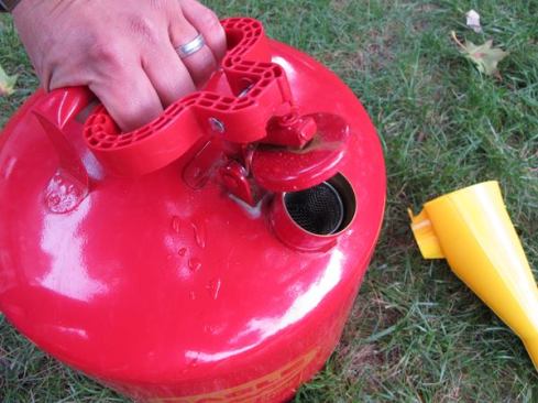 The Eagle can comes with a removable plastic spout that funnels gas into the tank being filled. It fits very well so there are no drips or leaks.