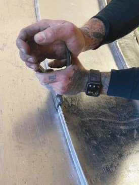 Tongs press the fold and the seam tight.