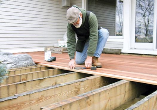 Using 1x4s as story poles allowed the author to take the exact joist layout back to the shop where he could accurately cut the decking.