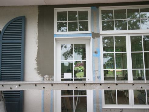 Where the new sunroom abutted the existing wall, the stucco subs rolled Total Wall’s Stucco Bond liquid bonding agent onto the existing three-coat, then covered the seam with fiberglass mesh. Next, they applied the T-2000 Base Coat mix, feathering it onto the existing stucco surface.