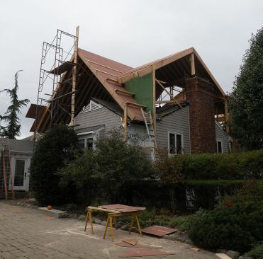 Here, the complex roof structure for the new second-story living space floats like an umbrella over the undisturbed existing roof. The house got through last week’s three-day nor’easter storm fine, says architect and builder Andy DiGiammo. “There was no damage from wind or rain.”