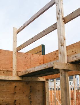 At inside corners, the author uses the building’s side walls to support the staging planks.