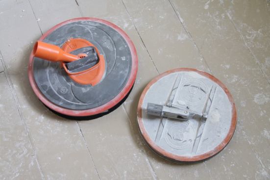 Although the Radius 360 Air (left) appears to be larger, it accepts the same sanding discs as the original Radius 360 (right).