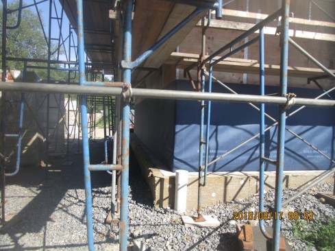 The crew wrapped the entire house wall with Siga Majcoat waterproof, vapor-open fabric. Majcoat rolls were long enough to allow covering the entire perimeter with only two vertical tape joints.