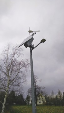 While coal still dominates the power sector in Poland, alternative sources of energy are gaining ground. These "hybrid" lamps powered by both photovoltaics and a wind turbine are used to light streets, parks, and bike paths.