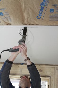 Fasten across the sheet, installing screws in sequence to take out any sag.&nbsp;Don’t put one screw in one corner and then jump to the end and fasten it in the opposite corner.
