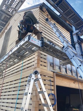 Traditional shingle siding starts at the corners, which establish the 5-inch-o.c. shingle layout.