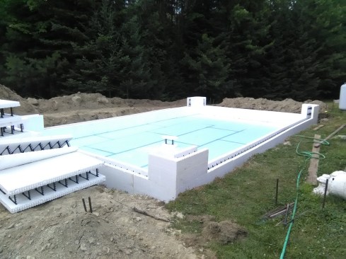 I decided to “glue” the bottom course of ICF directly to the XPS using spray foam.