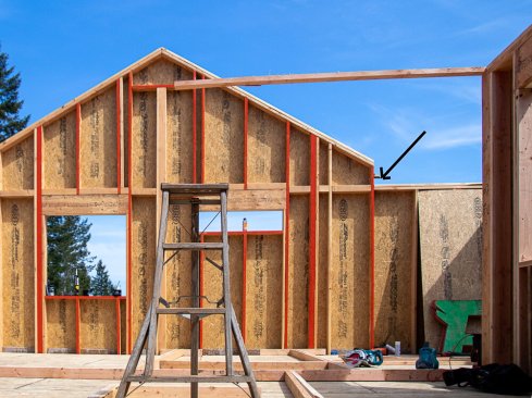 This balloon-framed rake wall needs to be strapped horizontally at the 4x6 “fire blocking” (which is also the panel edge blocking for the sheathing) to the double top plates.
