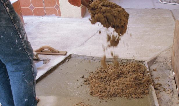 Working quickly, cover the wet slurry with mortar.