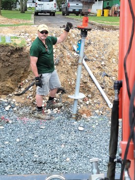 During helical pier installation, a magnetic spirit level fixed to the shaft helps to ensure it is plumb.