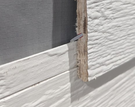 Diamond Kote panels feature an angled spline let into the back of the plank that simplifies installation and increases the siding’s resistance to wind uplift. A small kerf along the top  of each panel (right) identifies the exact nail placement.