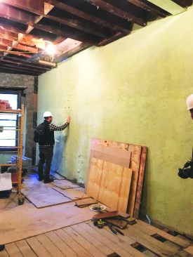 The final result is a fully membranecoated wall, ready for blower-door testing to verify airtightness levels.