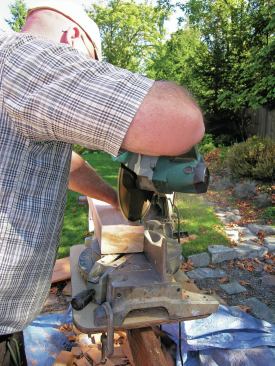 The pergola rafter tails feature a reversed-curve profile. First, the author makes a 45-degree cut at the corner of each rafter to quickly remove excess material.