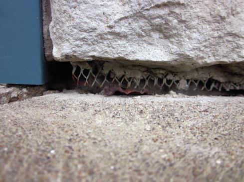 When we first inspected this house, most of the edges where uncovered and showing a lot of corrosion.