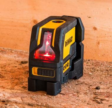 The DW0822 projects a horizontal and vertical line plus dots up and down. The push button controls are on the side to the right; that switch on the front is the pendulum lock--which prevents the internal mechanism from banging around during transport or being damaged in a fall.