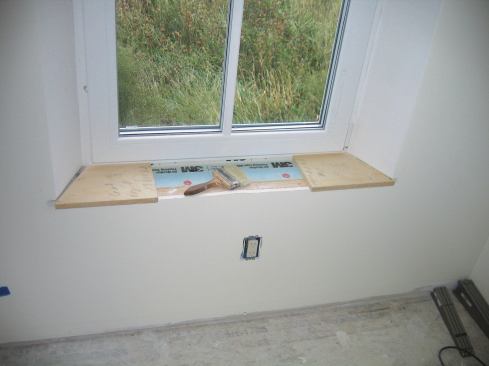 I laid templates, which I had made with 12-inch scraps, on the flared left and right sides of the sill and measured between them.