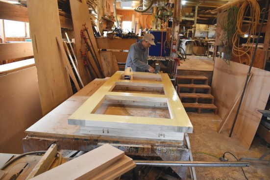 The author spreads glue for the first skin of the door.